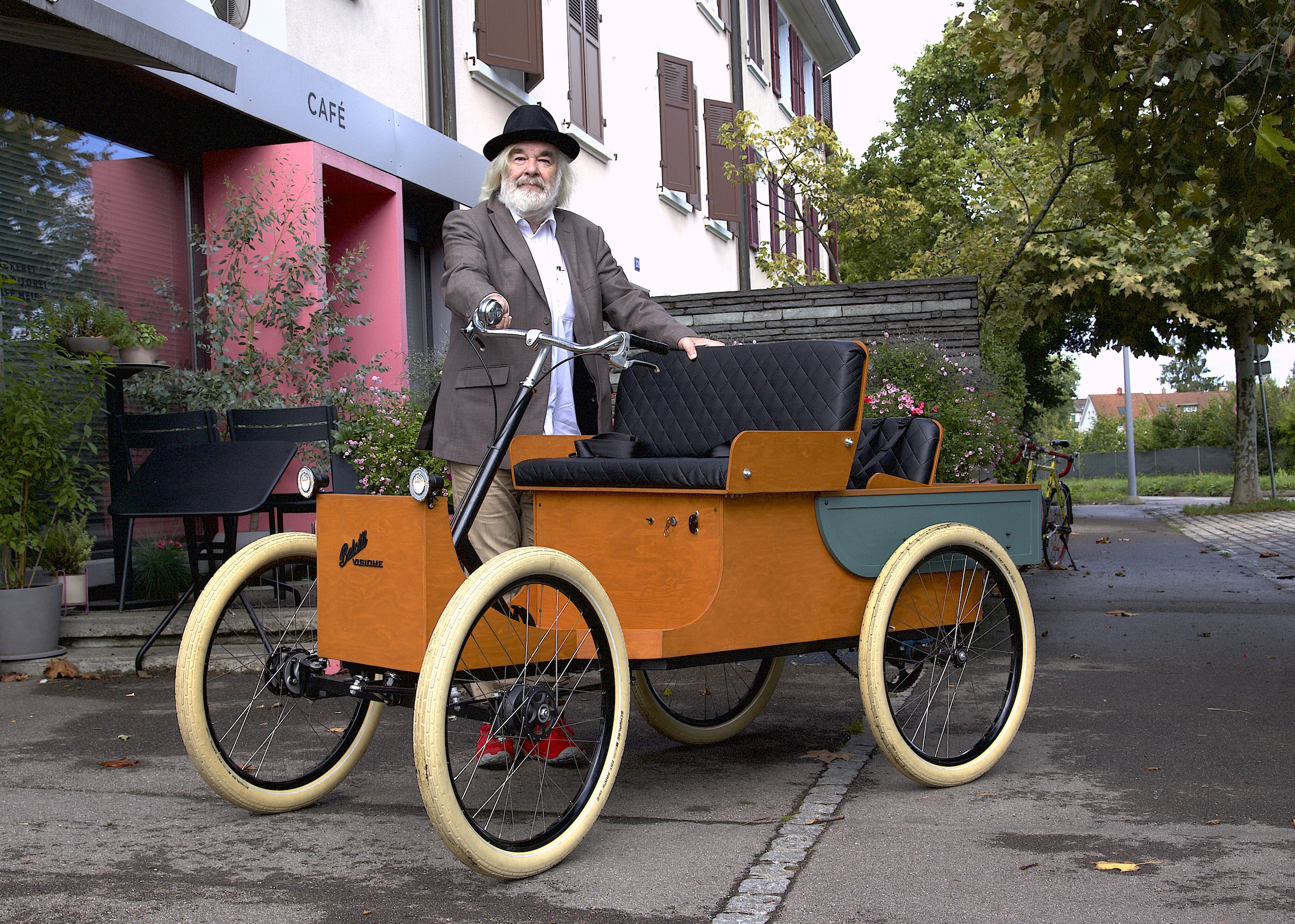 Der kleine Oldtimer als Pickup, der Kindersitz ist demontiert am Boden